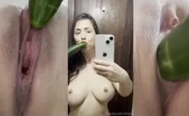 Mc Mayara masturbando a bucetinha com um pepino